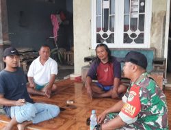 Babinsa Koramil 1604 Jatibarang Indramayu Laksanakan Komsos Bersama Warga Desa Krasak