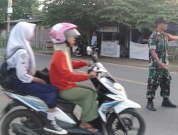 Personil Koramil 1609 Juntinyuat Indramayu Membantu Masyarakat dan Anak Sekolah Menyebrang Jalan Raya 