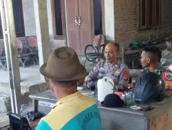 Babinsa Koramil 1605 Sukagumiwang Indramayu Komsos Bersama Babinkamtibmas, PPL dan Masyarakat Desa Larangan Jambe 