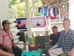 Sertu Iswandi Babinsa Koramil 1602 Sindang Indramayu Komsos Dengan Ketua Poktan Desa Pabean ilir 