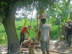 Atasi Kesulitan Air Bersih Musim Kemarau, Tim Pusterad dan Koramil 1608 Karangampel Indramayu Buatkan Sumur Bor Untuk Masyarakat