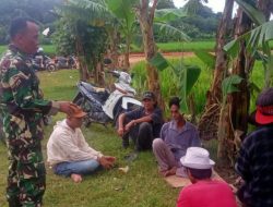 Babinsa Koramil 1605 Sukagumiwang Indramayu Lakukan Komsos Bersama Tokoh Pemuda Desa Tenajar 