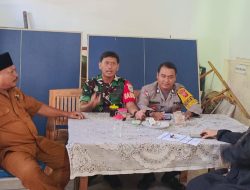 Serka Budiarto Anggota Koramil 1604/Jatibarang Indramayu Lakukan Komsos Bersama Pamongdesa Pawidean 