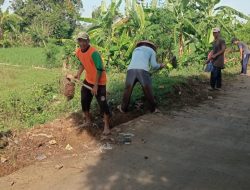 Kegiatan Kerja Bakti Koramil 1608 Karangampel Indramayu Bersama Warga Blok Tegalampes Desa Pringgacala