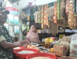 Cegah Lonjakan Harga, Babinsa 1605 Sukagumiwang Indramayu Lakukan Pendataan dan Monitoring Harga Sembako