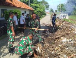 Karya Bhakti TNI, Personil Koramil 1605 Sukagumiwang Indramayu Lakukan Pembersihan Sampah