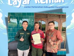 LAYAR KEMAH Kantor Pertanahan Kabupaten Karanganyar mengantarkan sertipikat tanah langsung kepada pemohon