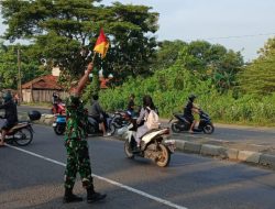 Cegah Lakalantas, Personil Koramil 1605 Sukagumiwang Indramayu Bantu Menyeberangkan Anak Sekolah dan Masyarakat Sekitar