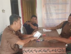 Babinsa Koramil 1604 Jatibarang Indramayu Bersama Masyarakat Menjaga Kondusifitas Lingkungan