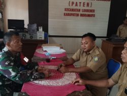 Dukung Pelaksanaan Tugas, Babinsa Koramil 1603 Lohbener Indramayu Melaksanakan Komsos Dengan Pegawai Kecamatan