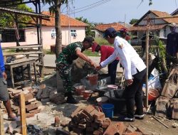 Karya Bhakti TNI, Babinsa Koramil 1603 Sindang Indramayu Bersama Pemdes dan Warga Bangun Rumah Warga 