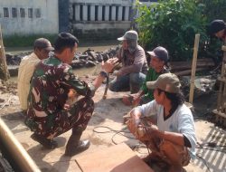 Babinsa Koramil 1608 Karangampel Indramayu Melaksanakan Komsos Dengan Warga Terdampak Banjir Karena Got
