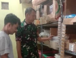 Babinsa Koramil 1603 Lohbener Indramayu Lakukan Monitoring Harga Kebutuhan Bahan Pokok