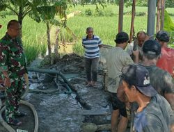 Tim Pusterad dan Personil Koramil 1608 Karangampel Indramayu Monitoring Pemasangan Casing Sumur Bor Air Bersih