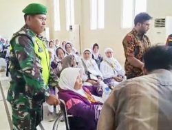Sigap, Serka Casmana Personil Koramil 1603 Lohbener Indramayu Bantu Kedatangan Calon Jama’ah Haji Yang Pakai Kursi Roda Asal Kabupaten Bandung
