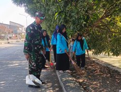 Kerja Bakti TNI, Personil Koramil 1604 Jatibarang Indramayu Bersama Pemdes Pawidean Melaksanakan Pembersihan Sampah