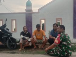 Melalui Komsos Dengan masyarakat Desa Larangan, Babinsa Koramil 1603 Lohbener Indramayu Jalin Keakraban