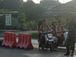 Peduli Keselamatan, Babinsa Koramil 1605 Sukagumiwang Indramayu Bantu Menyebrangkan Anak Sekolah di Jalan Raya