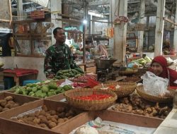 Babinsa Koramil 1605 Sukagumiwang Indramayu Lakukan Kegiatan Monitoring Sekaligus Pendataan Harga Bahan Pokok
