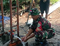 Personil Koramil 1608 Karangampel Indramayu Bersama Tim Melakukan Pengurasan Sumur Bor Air Bersih 