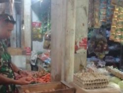 Pantai Stabilitas Harga, Babinsa Koramil 1605 Sukagumiwang Indramayu Melakukan Monitoring di Toko dan Pasar