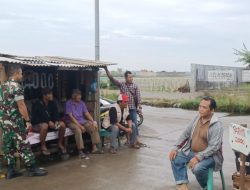 Jaga Kondusifitas, Babinsa Koramil 1608 Karangampel Indramayu Komsos Bersama Pengurus Pasar Karangampel