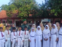 Danramil 1604/Jatibarang Indramayu Berikan Materi Wasbang Saat Upacara Bendera Merah Putih di SDN 2 Pawidean