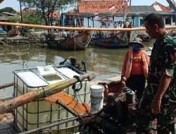 Temu Warga Desa Binaan, Babinsa Koramil 1609 Juntinyuat Indramayu Lakukan Komsos Bersama Masyarakat Nelayan