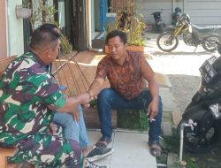 Serka Amani Anggota Koramil 1604/Jatibarang Indramayu Komsos Bersama Masyarakat Bahas Kamtibmas