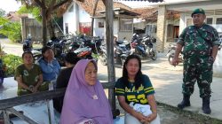 Himbau Masyarakat Jaga Kondusifitas Lingkungan, Serma Mustofik Koramil 1602 Sindang Indramayu Lakukan Komsos Dengan Warga 