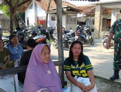 Himbau Masyarakat Jaga Kondusifitas Lingkungan, Serma Mustofik Koramil 1602 Sindang Indramayu Lakukan Komsos Dengan Warga