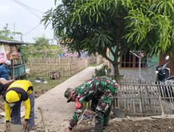 Tumbuhkan Rasa Kepedulian, Babinsa Koramil 1611 Losarang Indramayu Melaksanakan Karya Bhakti Pengurugan dan Pengecoran Jalan