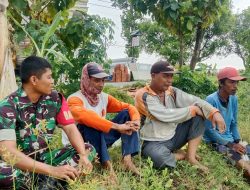 Melalui Kegiatan Komunikasi Sosial, Babinsa Koramil 1602 Sindang Indramayu Menjalin Keakraban Bersama Masyarakat Desa Panyindangan Kulon
