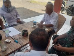 Serka Roni Anggota Koramil 1604/Jatibarang Indramayu Adakan Komsos Bersama Tokoh Masyarakat Desa Jatibarang Baru