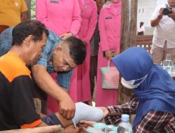 Kapolres Indramayu Adakan Bhakti Sosial Berikan Bantuan Kaki Palsu dan Sembako Kepada Masyarakat