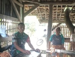 Komsos anggota Koramil 1609/Juntinyuat Indramayu Bersama Masyarakat Bahas Kondusifitas Lingkungan