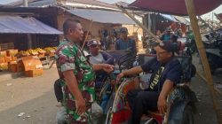 Komsos Babinsa Desa Jatibarang Serka Amani Anggota Koramil 1604/Jatibarang Indramayu Bersama Masyarakat 