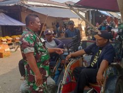 Komsos Babinsa Desa Jatibarang Serka Amani Anggota Koramil 1604/Jatibarang Indramayu Bersama Masyarakat