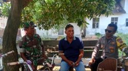 Tingkatkan Sinergitas TNI-Polri,Babinsa Koramil 1605 Sukagumiwang dan Babinkamtibmas Indramayu Lakukan Kegiatan Komsos Bersama Dengan Masyarakat 