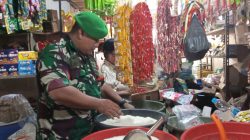 Cegah Lonjakan Harga, Babinsa Koramil 1609 Juntinyuat Indramayu Lakukan Monitoring Harga Sembako 