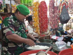 Cegah Lonjakan Harga, Babinsa Koramil 1609 Juntinyuat Indramayu Lakukan Monitoring Harga Sembako 