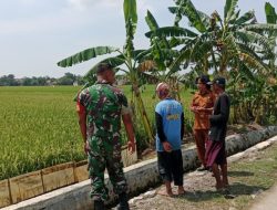 Babinsa Koramil 1603 Lohbener Indramayu Lakukan Komsos Bersama Masyarakat Desa Arahan Kidul