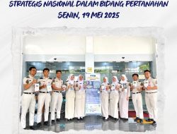 Mahasiswa KKNP-PTLP memasang xbanner Gerakan Pemasangan Tanda Batas (GEMAPATAS) di Kantor Pertanahan Kabupaten Karanganyar