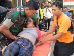 Kopda Suhardi Bantu Evakuasi Laka Lantas Mobil Dumturk di Pertigaan Widasari Indramayu,Sebagai Bukti Wujud Nyata TNI Bersama Warga