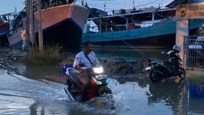 Banjir Rob Genangi Kawasan Pelabuhan Karangsong Indramayu,Berikut Ulasannya