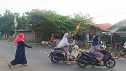 Peduli Lingkungan, Babinsa Koramil 1609 Juntinyuat Indramayu Bantu Masyarakat Dan Siswa Menyebrang Jalan 