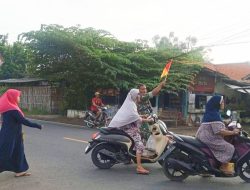 Peduli Lingkungan, Babinsa Koramil 1609 Juntinyuat Indramayu Bantu Masyarakat Dan Siswa Menyebrang Jalan 