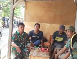 Babinsa Koramil 1608 Karangampel Indramayu Lakukan Komsos Bersama Masyarakat dan Pemuda Desa Mundu Bahas Kondusifitas Lingkungan 