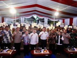 Lampaui Target Penyelesaian PTSL, Menko AHY dan Wamen Ossy Serahkan Langsung Sertipikat Masyarakat Kabupaten Pacitan