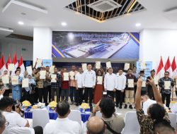 Serahkan 160 Sertipikat Tanah kepada Pemda dan Masyarakat Sulteng, Wamen Ossy Tekankan Bentuk Komitmen Negara Hadirkan Kepastian Hukum